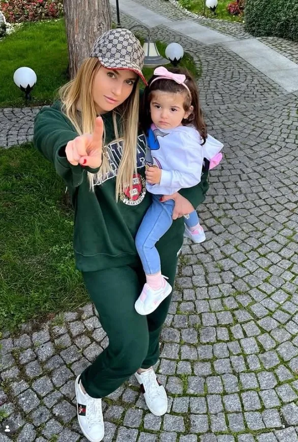 mehmet-ali-erbilin-dogdugu-ev-ortaya-cikti-kizi-sezin-erbil-konum-paylasti-1775913990275.jpg Sezin Erbil ve kızı Elisa Yazgan