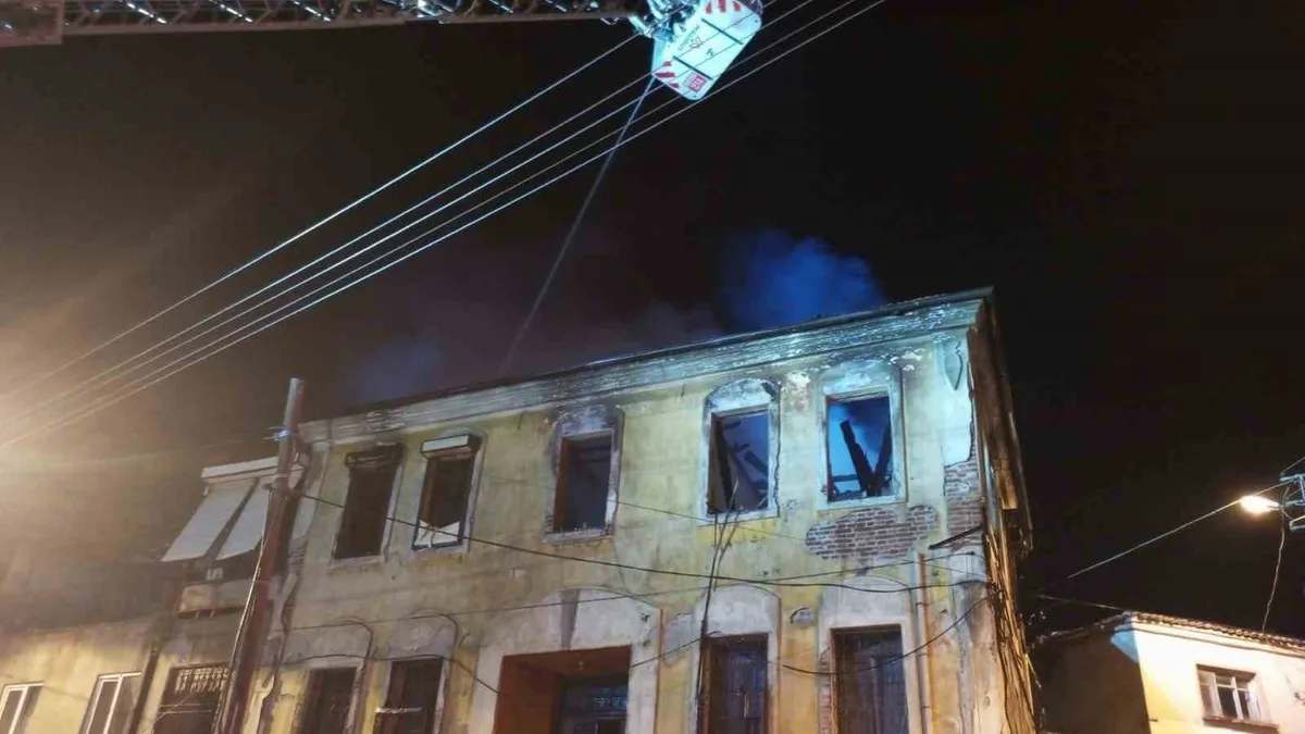 Tarihi binada çıkan yangın paniğe yol açtı