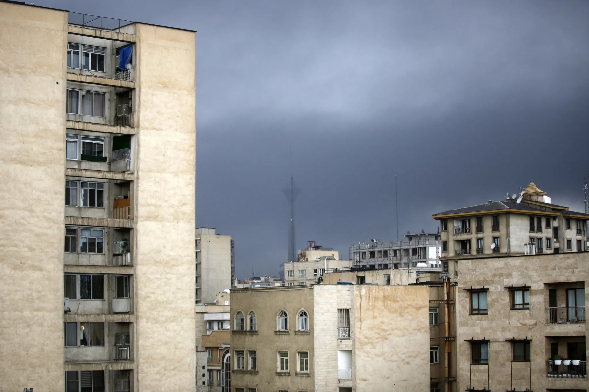 Petrol rafinerileri vuruldu! İran'da zehirli yağmur alarmı! Türkiye risk altında mı? | A Haber Tahran'da