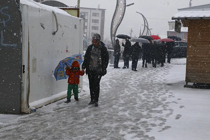 Hakkari'de olumsuz hava koşulları nedeniyle eğitime 1 gün ara verildi - 1
