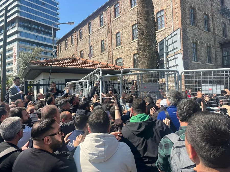 izmirde-vakif-binalari-tahliyesinde-gerilim-chpli-gruptan-polise-cirkin-saldiri-1775494244239.jpg Fotoğraf (DHA)