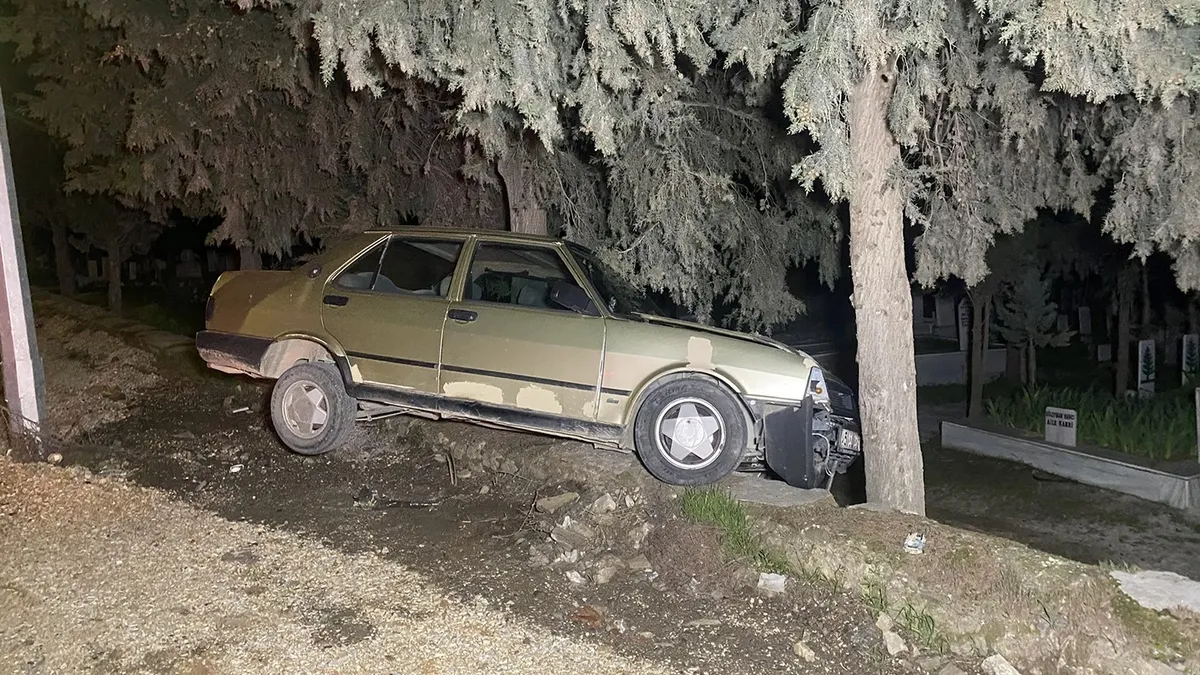 Kalp krizi geçiren sürücünün otomobili ağaca çarptı: 1 ölü