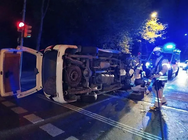 Sarıyer'de otomobille çarpışan minibüs devrildi: 2 yaralı - 1