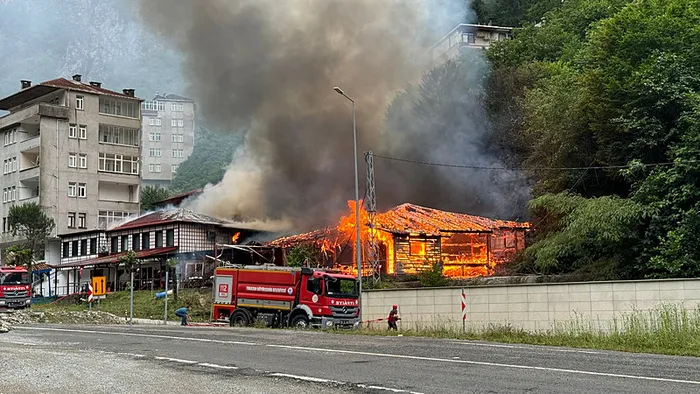 1718820691219.jpg Trabzon'da düğün salonu alev alev yandı! Yangın bitişikteki pansiyona sıçradı - 3