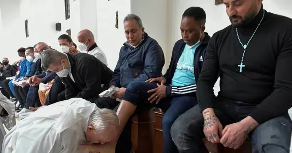 Papa Francis hapishanede ayak yıkayıp öptü