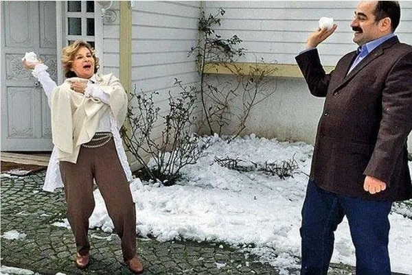 FETÖ’cü Nazlı Ilıcak’ın evinde örgüt yemeği! Sosyal medyadan sert tepkiler