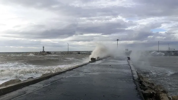 İstanbul lodosa teslim! Dev dalgalar kıyıyı dövdü! Çatı uçmalarına karşı önemli uyarı | Meteoroloji'den sarı ve turuncu kodlu uyarı - 2