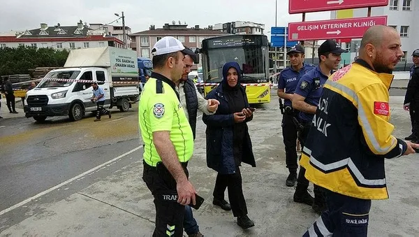 istanbulda-feci-kaza-tirla-iett-birbirine-girdi-agir-yaralilar-var-1684329756437.jpeg İstanbul'da feci kaza! Tırla İETT birbirine girdi! Ağır yaralılar var - 3