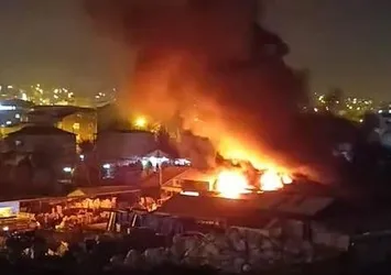Arnavutköy'deki fabrika deposunda korkutan yangın!