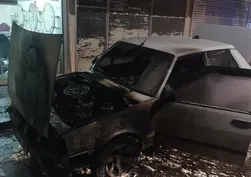Park halindeki otomobil alev alev yandı