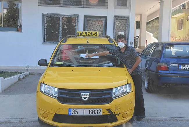 İzmir’de taksici şaştı kaldı! Unutulan çantadan 2.5 kilo altın çıktı - 2