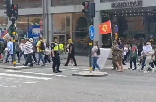 PKK’lı teröristler İsveç’in başkenti Stockholm’de teröristbaşı Öcalan posterleriyle yürüdü! Güvenlik görevlileri sadece izledi