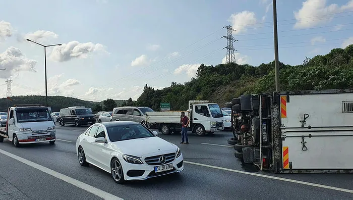 Son dakika: Beykoz TEM'de kamyonet yan yattı! Trafik kilitlendi - 2