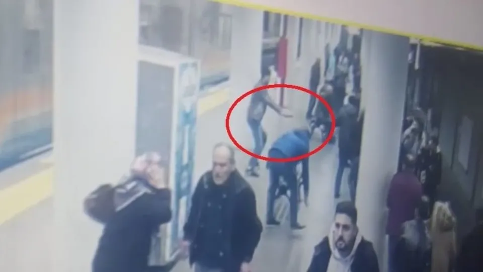 İstanbul Bayrampaşa’da polise saldıran şahıs yakalandı! Dehşet anları kamerada |Video
