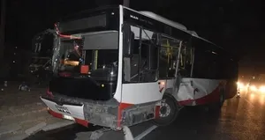 İzmir’de feci kaza! Belediye otobüsü duvara çarptı