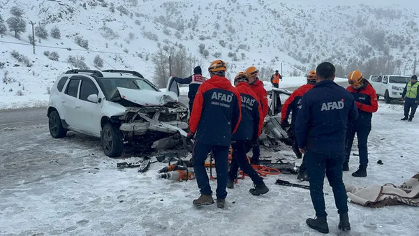 1705478695367.jpg Sivas'ta feci kaza! 2 otomobil çarpıştı | Ölü ve yaralılar var - 2