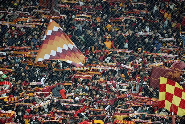 galatasaray-taraftari-trabzonspor-macinda-cileden-cikti-1642962159004.jpg Galatasaray taraftarı Trabzonspor maçında çileden çıktı - 1