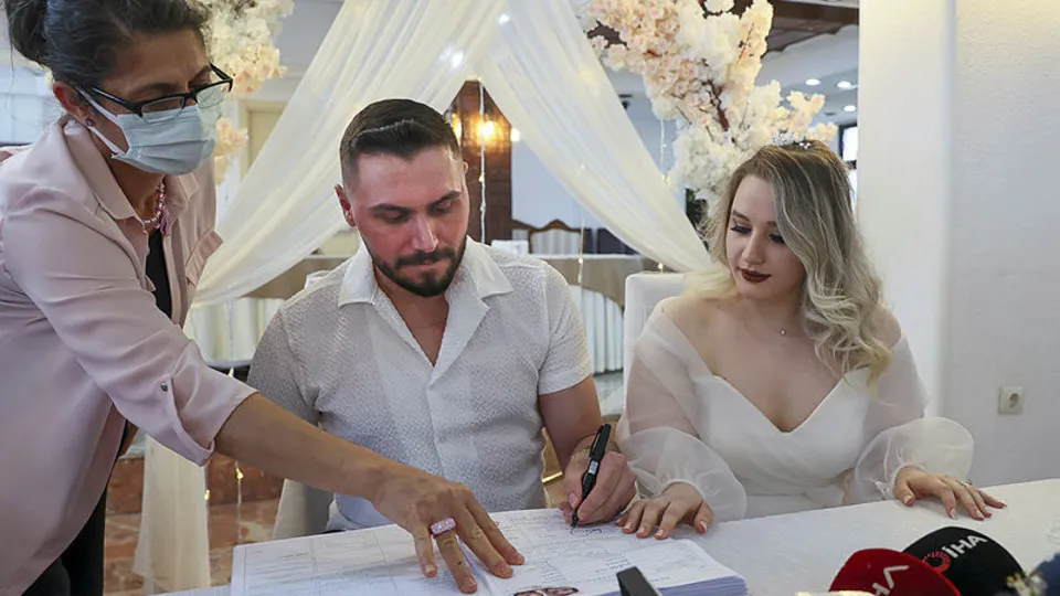 Bir an bile elini bırakmadı! Gazi uzman çavuş tedavi gördüğü hastanede dünyaevine girdi