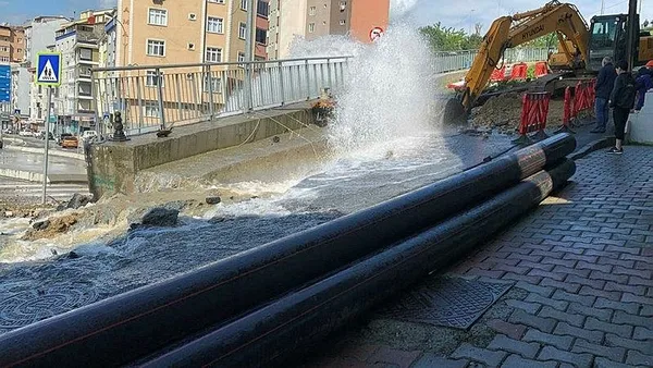 Son dakika: Eyüpsultan’da su borusu patladı! Yollar göle döndü