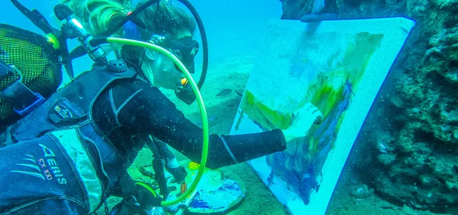 Ressam deniz kızı afetleri su altında tuvale aktardı