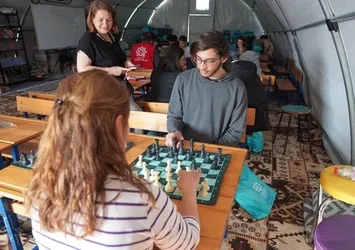 Depremzede kardeşlerin azmi! Çadır kente umut aşılıyor