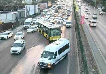 İstanbul'da trafiği felç eden kaza! İki İETT aracı birbirine girdi