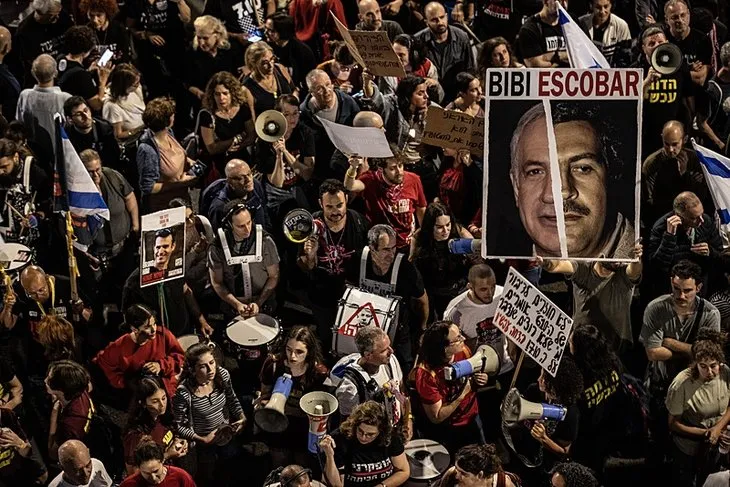 Tel Aviv’de Netanyahu istifa sesleri yankılandı! Binlerce kişi sokağa indi