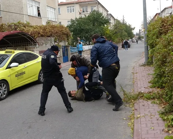 kayseride-kiraci-ve-ev-sahibi-kavgasi-ortalik-savas-alanina-dondu-1667985300965.jpg Kayseri’de kiracı ve ev sahibi kavgası! Ortalık savaş alanına döndü - 4