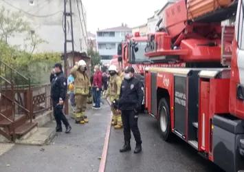 İstanbul'da 3 katlı binada yangın paniği