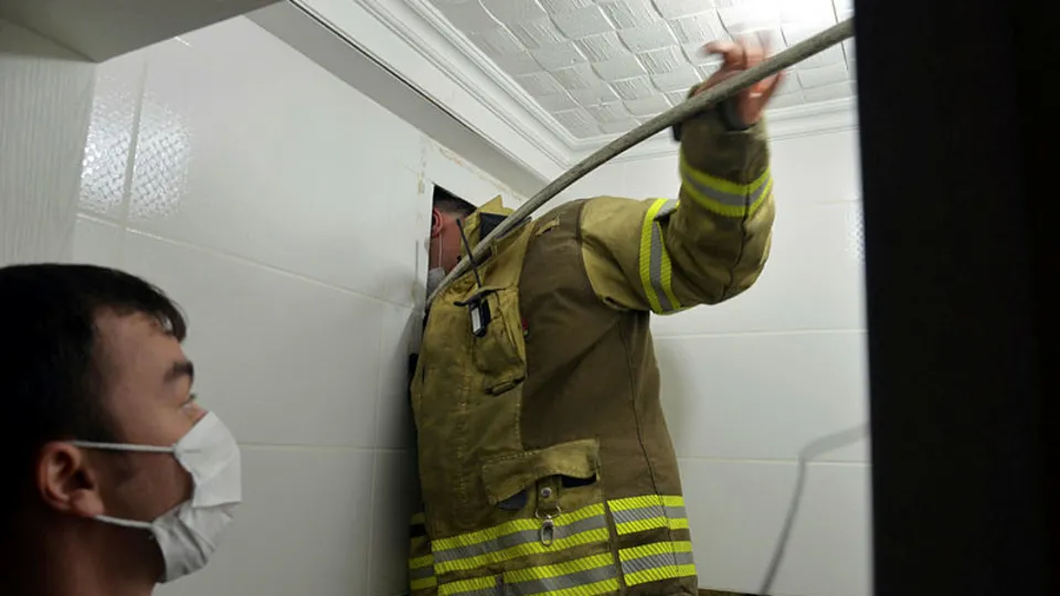 Son dakika haberi... Banyodan gelen sesi duydu! Görünce şaşkında döndü! O anlar kamerada |Video