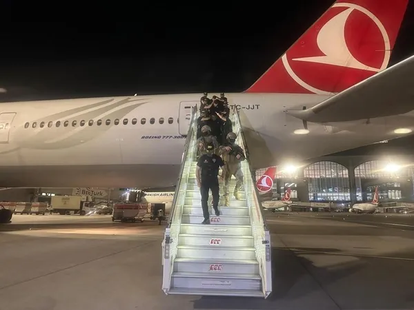 icisleri-bakani-ali-yerlikaya-duyurdu-interpol-kirmizi-bultenle-aranan-2-suc-makinesi-yakaladi-1687778011474.jpg Son dakika! İçişleri Bakanı Ali Yerlikaya duyurdu: İnterpol Kırmızı Bültenle aranan 2 suç makinesi yakalandı - 2