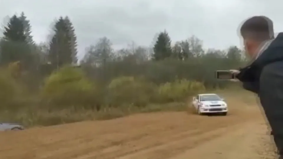 Son dakika: Saniyeler sonra dehşeti yaşadılar! Rallide 6 araç art arda aynı noktaya uçtu