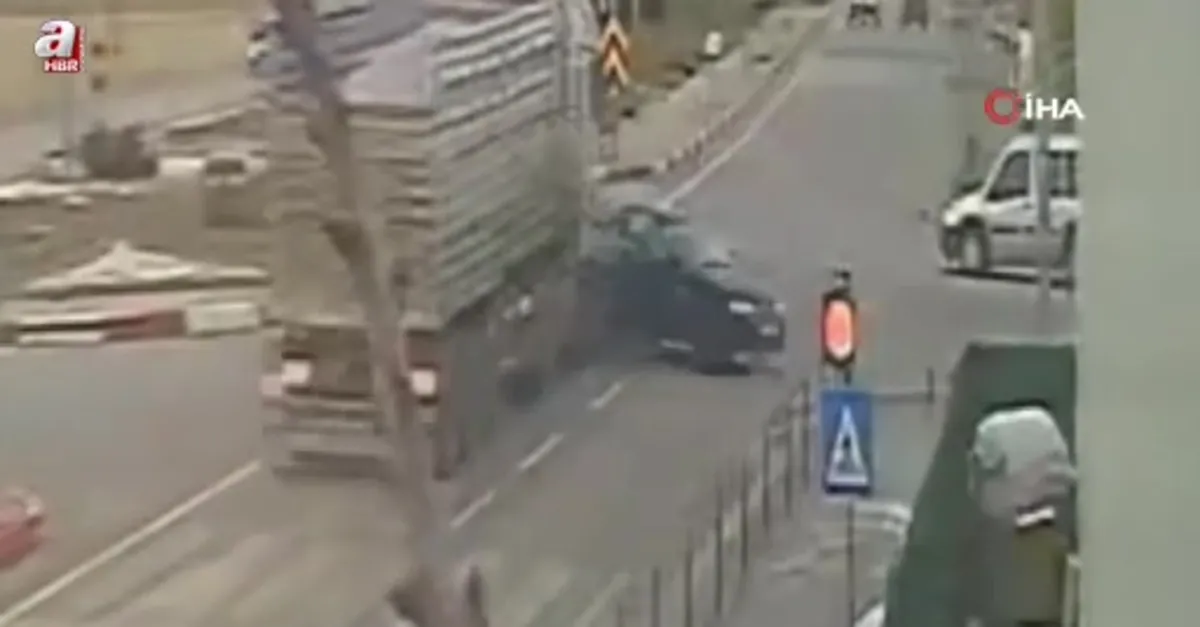 Karaman'da kamyon otomobile çarptı