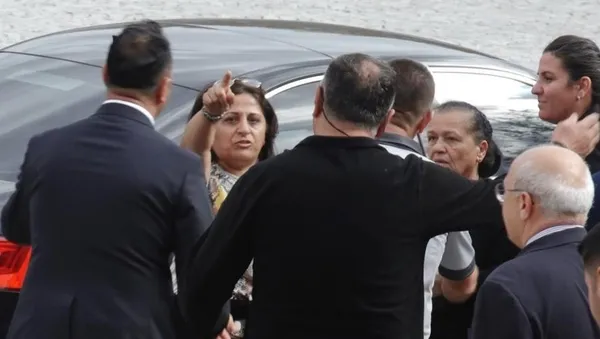 Özgür Özel CHP Genel Başkanlığındaki ilk gününde protestoyla karşılaştı: Kılıçdaroğlu sana ekmek yedirdi