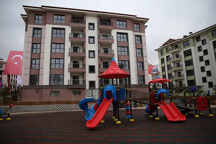 Depremzedelerin merakla beklediği haber! Bakan Özhaseki duyurdu! Bütün konutlar 25 Eylül'e kadar teslim edilecek - 1