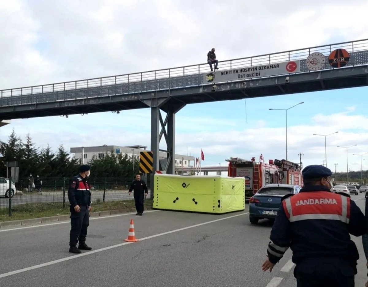 İntihar girişiminde bulunan kişi bu sözle ikna edildi: "Buradan atlarsan ölmezsin ki"