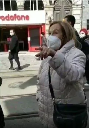 Taksim'de başörtülü kızlara ağır hakaret eden 78 yaşındaki Emel C. mahkemede geri adım attı - 2