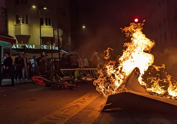 Fransa sokakları yangın yeri! Seçim sonuçları sonrası ortalık karıştı! Macron kendi sonunu hazırladı...