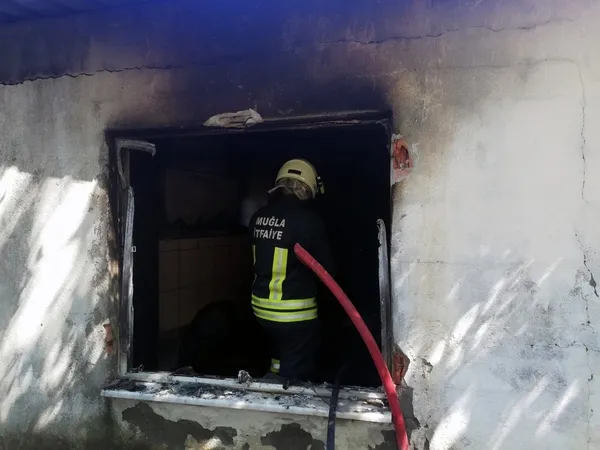 muglada-yangin-panigi-cop-evi-yandi-ekiplere-zor-anlar-yasatti-1657894035533.jpg Muğla’da yangın paniği! Çöp evi yandı ekiplere zor anlar yaşattı - 2