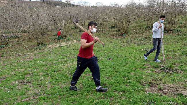 Giresun’da mahalleye inen kurtlar için vatandaş sopalı ve baltalı nöbet tutuyor - 6