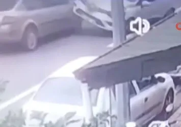 Hatay'da akılalmaz kaza! Park halindeki araca çarptı ters döndü
