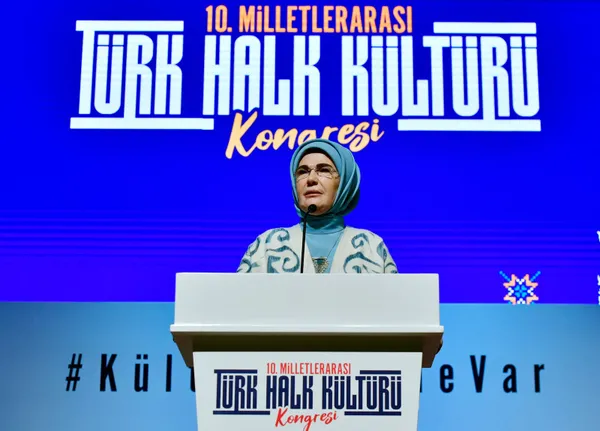 emine-erdogan-10-milletlerarasi-turk-halk-kulturu-kongresinde-konustu-mazlumlarin-cikaramadigi-ses-olmaya-deva-1702397484824.jpg Emine Erdoğan 10. Milletlerarası Türk Halk Kültürü Kongresi'nde konuştu: Mazlumların çıkaramadığı ses olmaya devam edeceğiz - 2