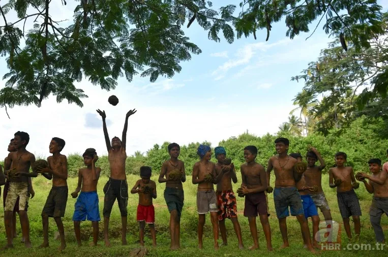 O festival pes dedirtti: Hindistan'da dışkı fırlatma savaşı! 3