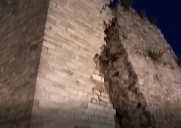 İstanbul'da depremde surlar zarar gördü