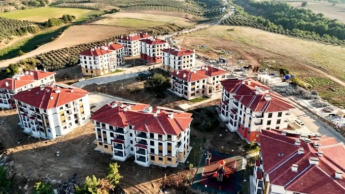 asrin-felaketinin-uzerinden-2-yil-gecti-deprem-sehitleri-rahmetle-anilacak-1738745500745.jpeg Hatay'ın Arsuz ilçesinde yapımı tamamlanan konutlar