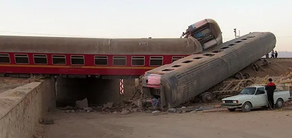 İran'da yolcu treni raydan çıktı! Çok sayıda ölü var - 4