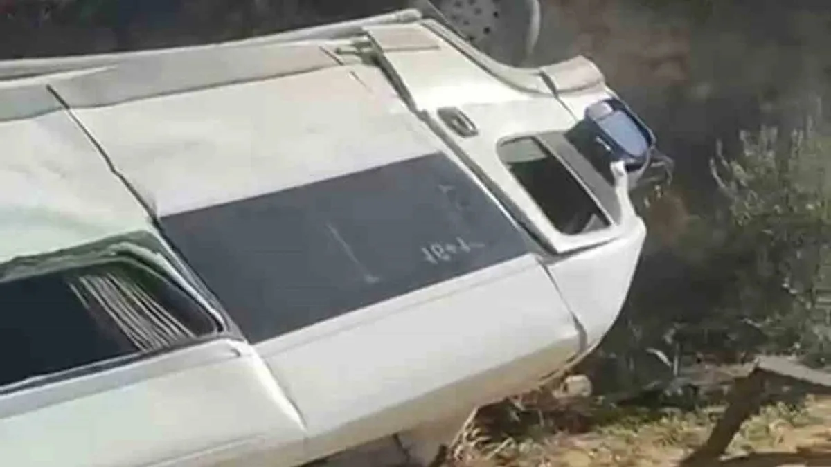 Uçurumdan yuvarlanan servisin sürücüsü yaralandı