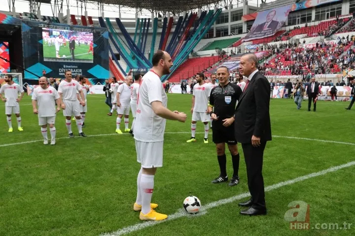 Başkan Erdoğan ünlüler karması maçını başlattı 3
