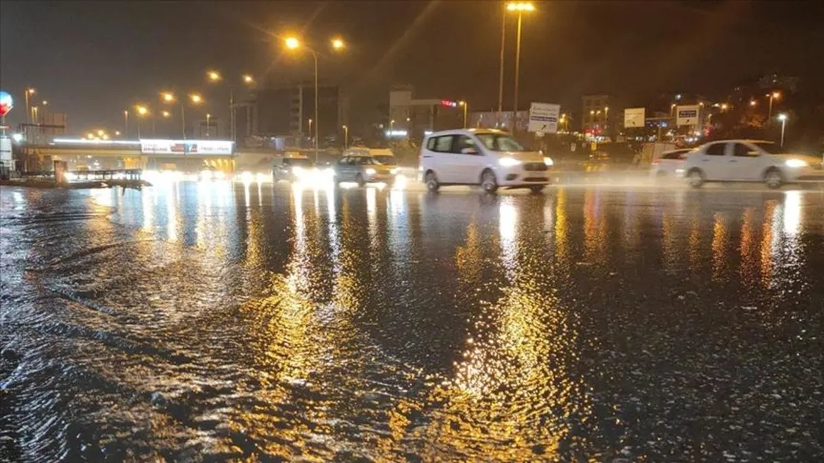 İstanbul'da gök gürültülü sağanak! Şimşekler geceyi aydınlattı