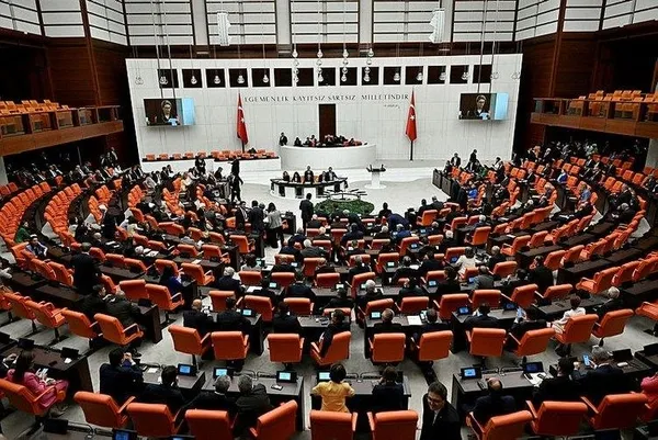 chp-parti-ici-kavgayi-ortmek-icin-meclise-sarildi-1691311214415.jpeg CHP parti içi kavgayı örtmek için Meclis’e sarıldı! - 1